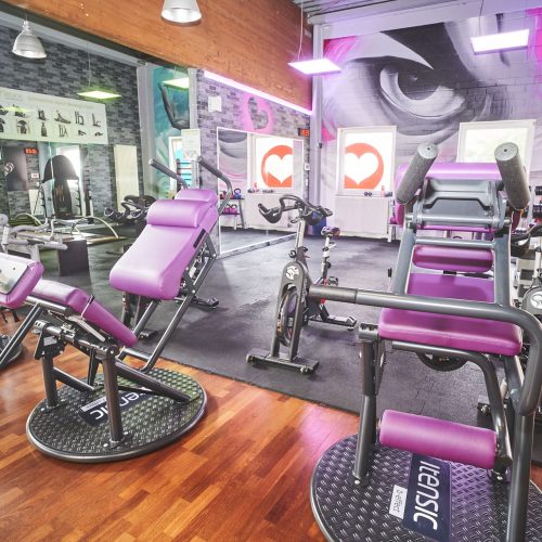 Ein Fitnessgerätepark mit Intensicgeräten im WOF3 Fitnessstudio in Aachen