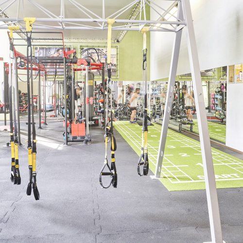 Der Functionaltrainingsbereich mit Cage, TRX-Bändern, Sleds und Boxsack im WOF3 Fitnessstudio in Aachen