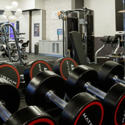 Freihantelbereich des WOF Pur Fitnessstudios in Aachen