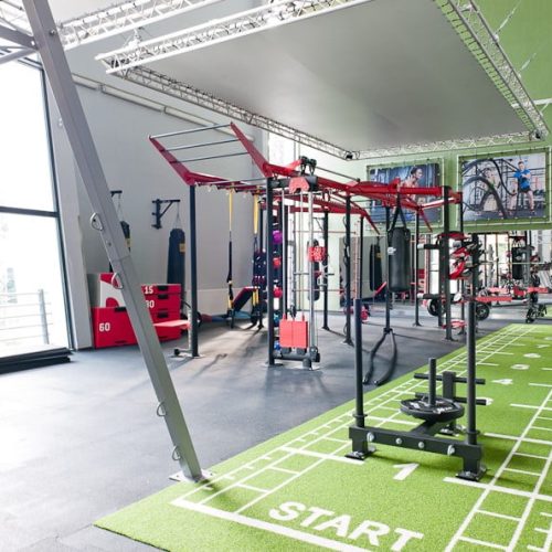 Der Functionaltrainingsbereich mit Cage, TRX-Bändern, Sleds und Boxsack im WOF3 Fitnessstudio in Aachen